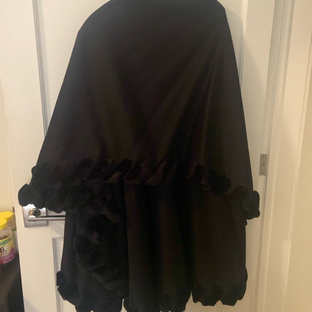 Elegant Shila Roma Black Cape